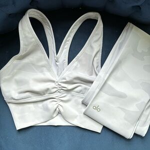 Alo Yoga set size small